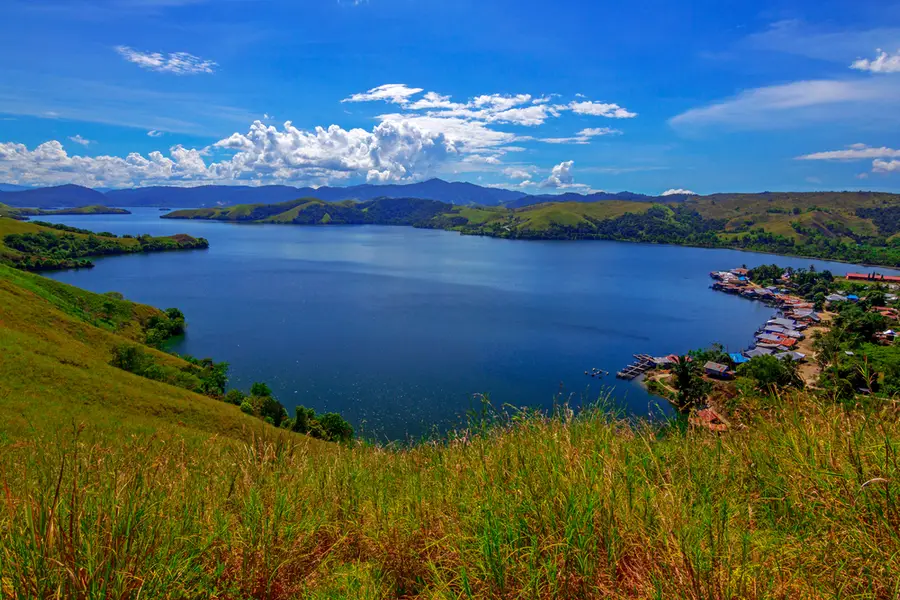 Danau Sentani Keindahannya Kini Menjadi Daya Tarik Wisatawan