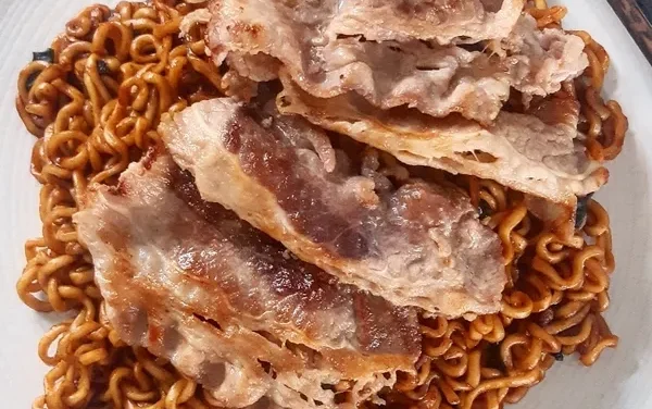 Hidangan Jjapaguri Mi Instan Korea Yang Viral Berkat Parasite