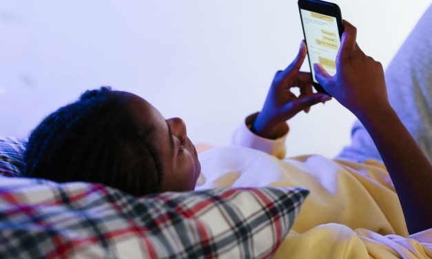 Kebiasaan Main HP Sebelum Tidur Bisa Ganggu Otak Remaja